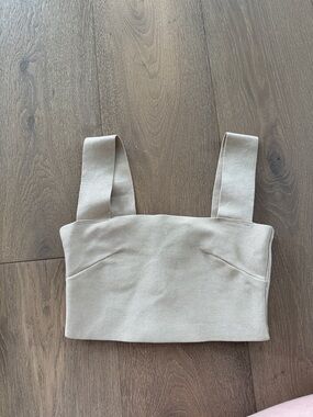 Aritzia Babaton crop top
